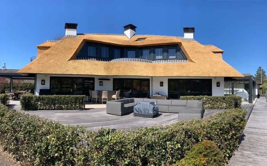 Rietdekker pand van het jaar inzending rietdekkersbedrijf Zonnepanelen in rieten dak integreren