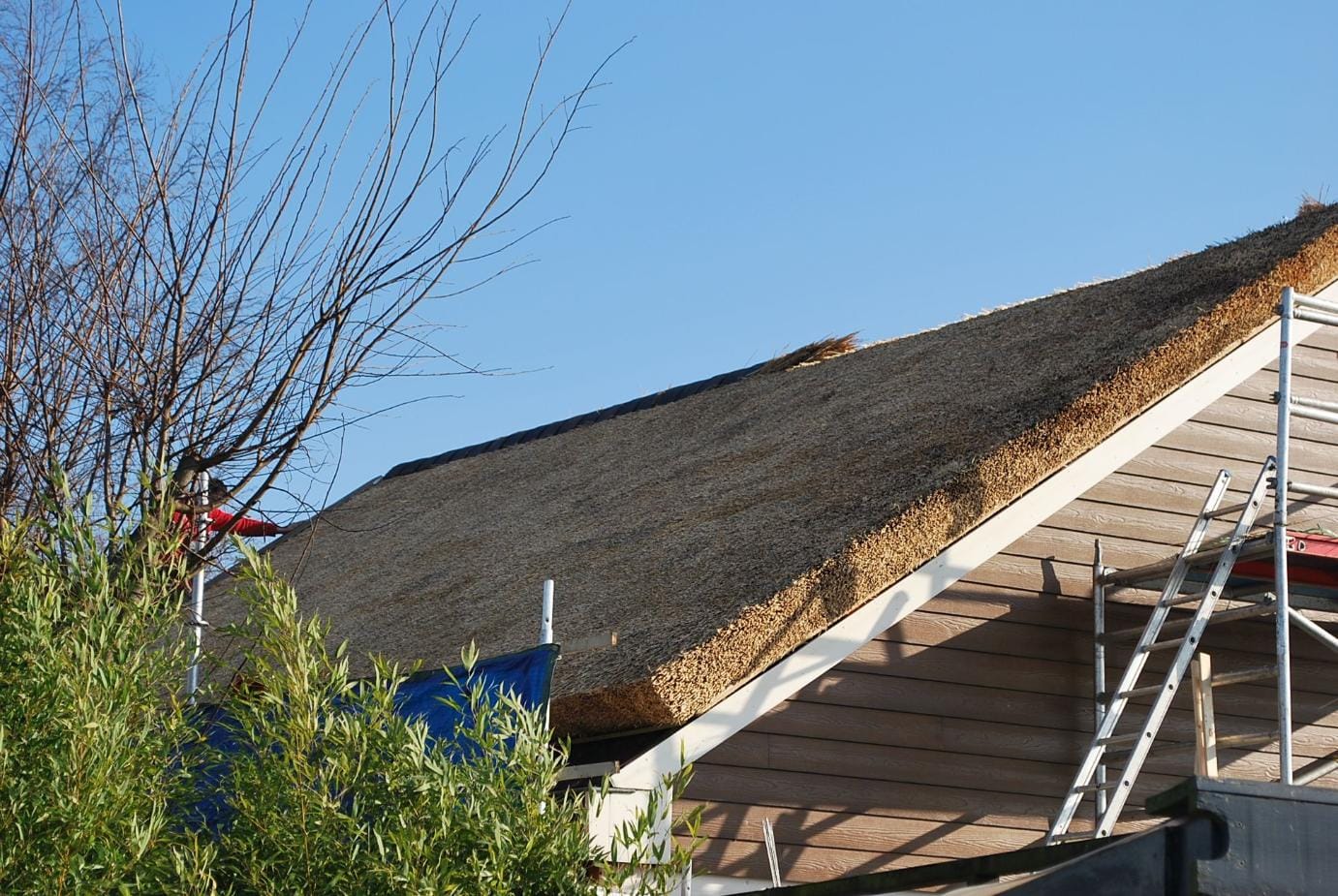 Rieten dak plaatsen